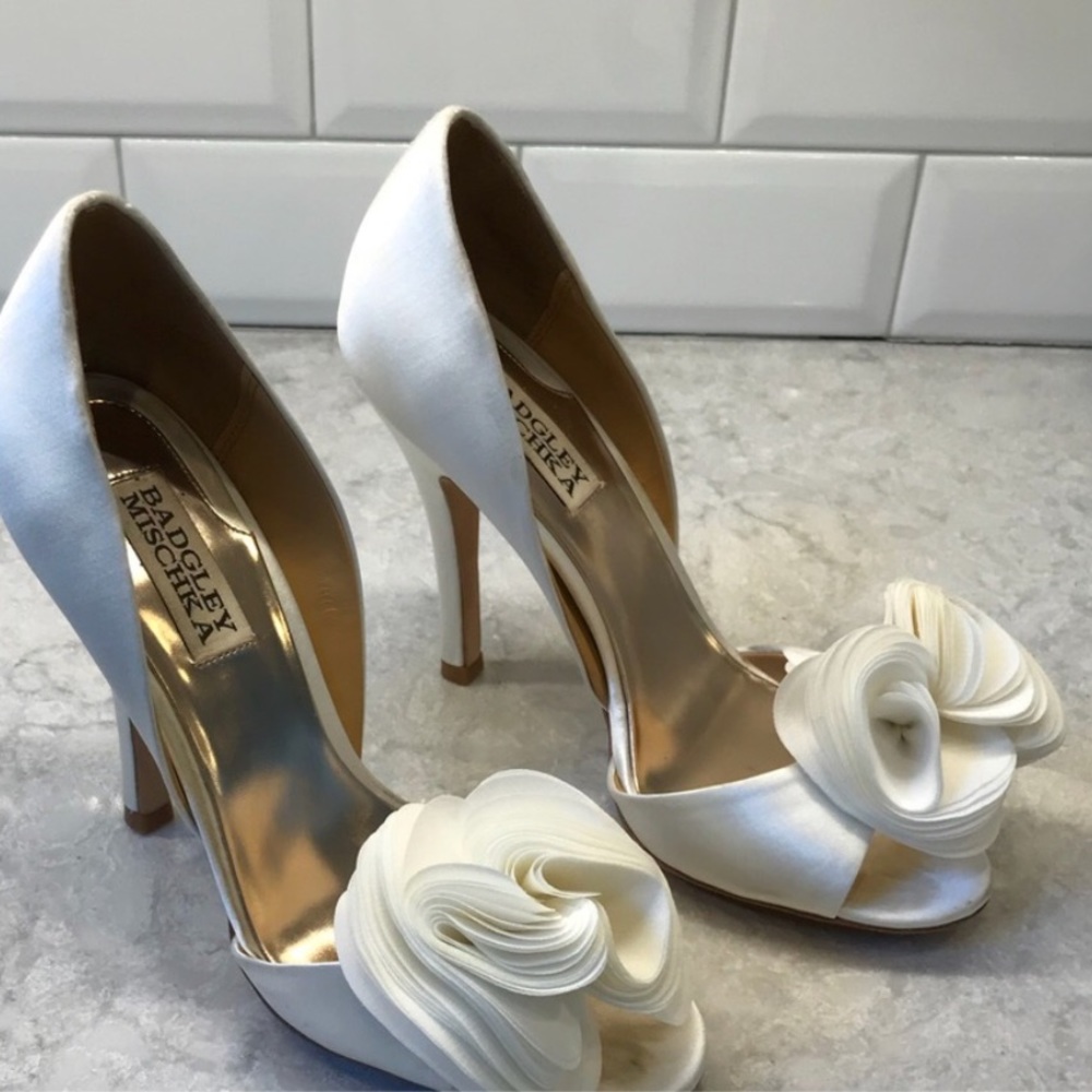 Badgley Mischka white blossom d’orsay pump
